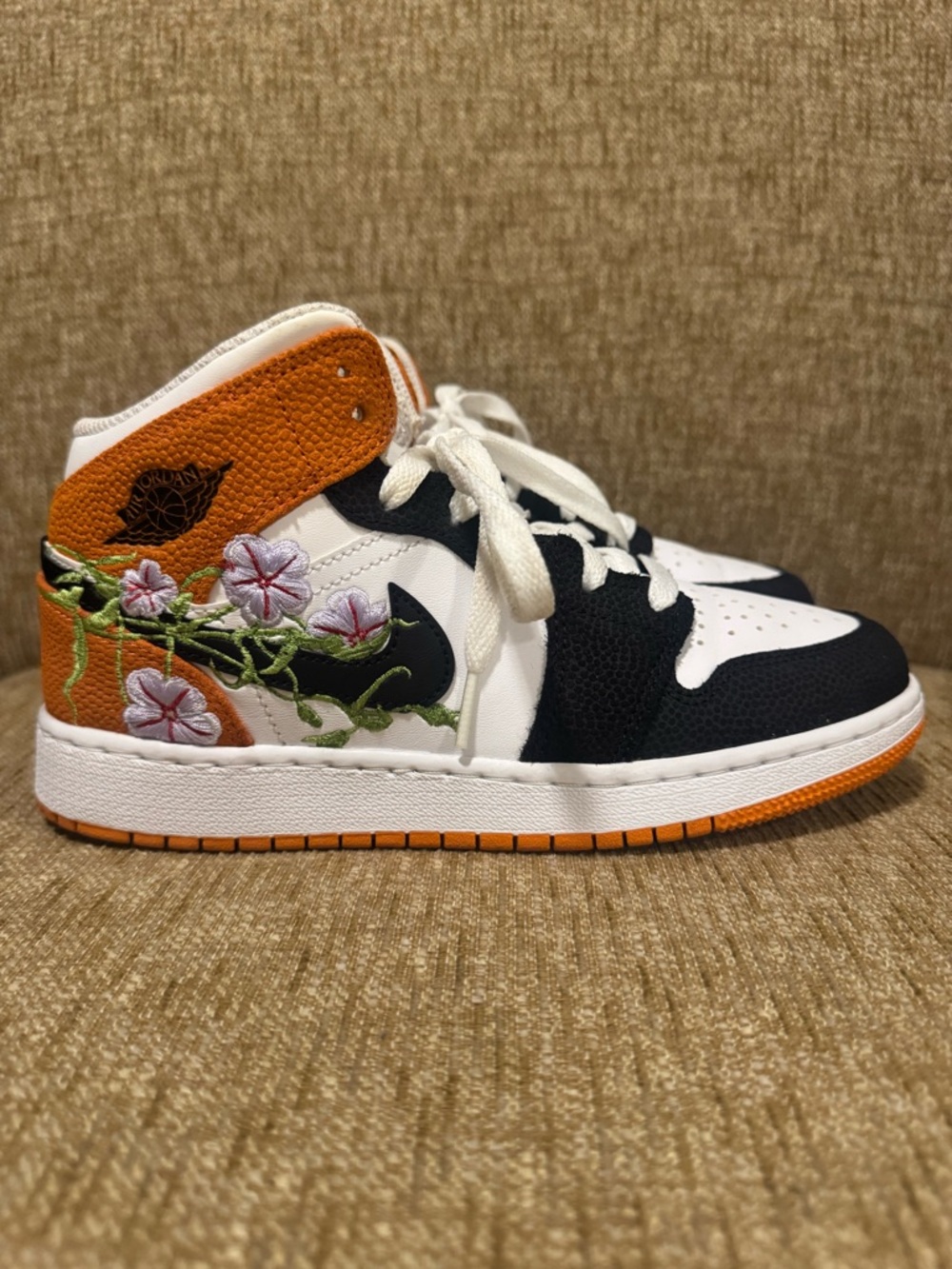 NEW Jordan 1 Mid Basketball Blossom DQ8390-100 Size 5.5Y